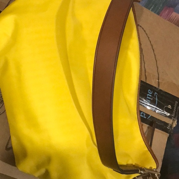 EUC Dooney & Bourke Nylon Hobo Yellow shoulder tote with matching pouch - Picture 4 of 6